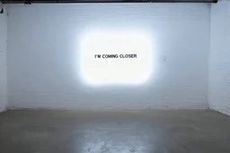 Une pièce vide blanche, , sur le mur il y a un neon qui dit I'M COMING CLOSER, liminal atmosphere