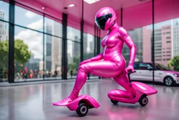 Hyperrealistisch stämmige, üppige Frau völlig verhüllt von pinkfarben glänzendem Ganzkörper-Zentai mit geschlossenem Visier in pinkfarbenem, geschlossenem Helm fährt pinkfarbenen Elektro Scooter