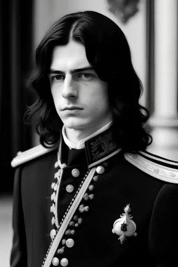 jeune homme 20 ans, grand, cheveux long noir dans une tenue militaire de prince de couleur noir et blanc, style royale
