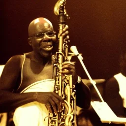 Manu dibango jouant pour Thomas sankara