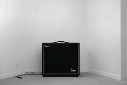 Une pièce vide et toute blanche, un ampli tout au au fond, sur le mur il est écrit LISTEN, liminal atmosphere