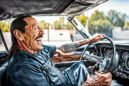 Fotorealistisch Danny Trejo breit grinsend mit offenem Haar in ölverschmiertem Mechaniker Overall fährt Muscle Car