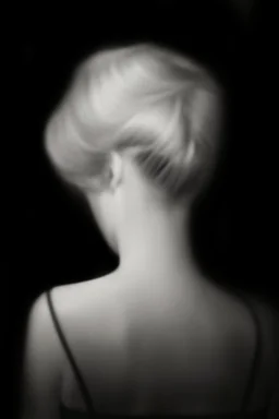 Mujer rubia de espaldas, retrato huge primer plano., iluminada potentemente desde atrás, Imagen en blanco y negro vaporoso, al estilo de la foto del fotógrafo Hugo Alonso.