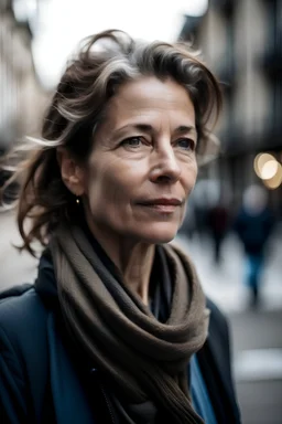 mujer de 40 años de rostro natural no tan perfecto muy elegante caminando por la ciudad