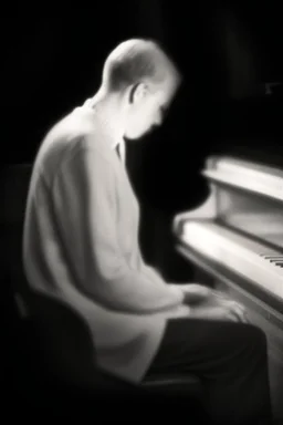 Hombre, pianista, tocando el piano, mirando hacia su derecha, fuertemente iluminado desde, blanco y negro vaporoso, al estilo del fotógrafo Hugo Alonso