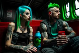 Un pareja punk, con crestas de colores azules y verdes beben unas latas de color rojo de Coca Cola, sentados en el vagón de tren abandonado y destartalado. Fotografía realizada con un cámara Leica. Objetivo de 50 mm