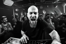 en manlig skallig och goatee DJ som sjunger nära in i kameran, väldigt exalterad, och folk som dansar våldsamt i backgrunden på ett techno disco, svartvit bild, prodigy trash style