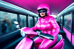 Hyperrealistisch stämmige, üppige Frau völlig verhüllt von pinkfarben glänzendem Ganzkörper-Zentai mit geschlossenem Visier in pinkfarbenem, geschlossenem Helm steuert pinkfarbenen Elektroroller mit extrem fettem Mann in identischer Kleidung als Beifahrer hinter sich