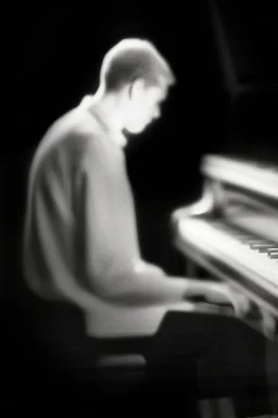Hombre, pianista, tocando el piano, mirando hacia su derecha, fuertemente iluminado desde, blanco y negro vaporoso, al estilo del fotógrafo Hugo Alonso