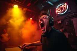 nedsliten sunkig techno club, mycket scen rök i lokalen, och gula röda strobes, en Neon Skylt med texten "DJ ROY" på väggen, DJ Roy skriker rätt in i kameran, öppen mun och headbangar, euforisk