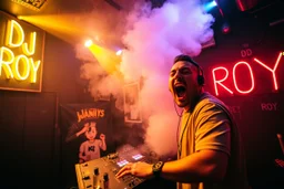 nedsliten sunkig techno club, mycket scen rök i lokalen, och gula röda strobes, en Neon Skylt med texten "DJ ROY" på väggen, DJ Roy skriker rätt in i kameran, öppen mun