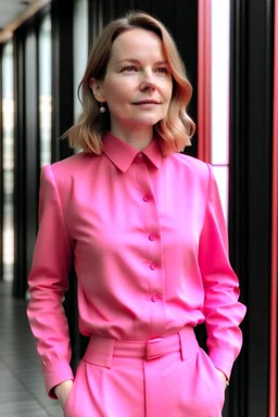 Mirja Lantz in a pink outfit.