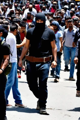 Terrorist mit bombengürtel in menschen menge