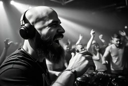 en manlig skallig och goatee (ansat skägg) DJ (med hörlurar) som sjunger nära in i kameran, väldigt exalterad, och folk som dansar våldsamt i backgrunden på ett techno disco, svartvit bild, prodigy trash style