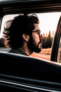 شخص يظر من نافذة السيارات بطريقة تنمي