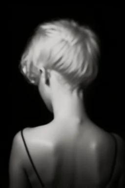 Mujer rubia de espaldas, retrato huge primer plano., iluminada potentemente desde atrás, Imagen en blanco y negro vaporoso, al estilo de la foto del fotógrafo Hugo Alonso.