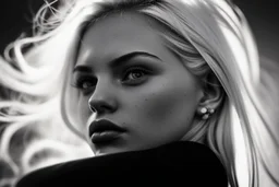 Mujer rubia, retrato primer plano de espaldas, iluminada desde atrás, al estilo de la foto del fotógrafo Hugo Alonso. Imagen en blanco y negro vaporoso