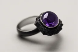 небольшое чёрное кольцо с приделанным лиловым камнем