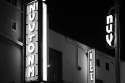 Luminoso del cine en la calle, blanco y negro