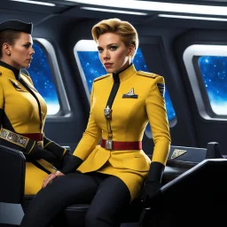 Scarlett Johansson as a Starfleet officier, she sits in the yellow dress uniform on the captain's chair: simply in command