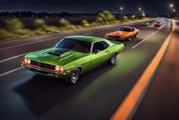 Fotorealistisch Vogelperspektive frontal nah von limettengrünem 1973er Plymouth AAR Barracuda und orangem 1980er Chevrolet Camaro Z28 auf nächtlicher Autobahn beim überholen