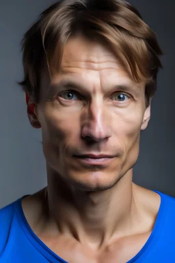 ein mann namens Dario 33 jahre dünne wenige braune haare mit loch hintetn am kopf 1.90 und spielt wasserball muskolös eher breite oberarme im vergleich zum rest blaue augen
