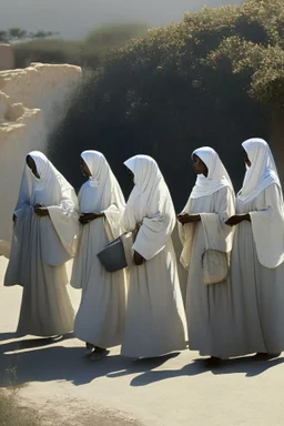 7 suore africane con tunica grigia giornata di sole precipizio fuori città , terra