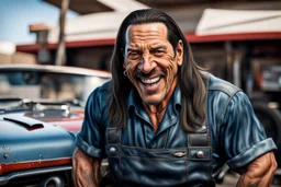 Fotorealistisch Danny Trejo breit grinsend mit offenem Haar in ölverschmiertem Mechaniker Overall fährt Muscle Car