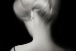 Mujer rubia de espaldas, retrato huge primer plano., iluminada potentemente desde atrás, Imagen en blanco y negro vaporoso, al estilo de la foto del fotógrafo Hugo Alonso.