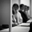 Placeholder: fila en una oficina de empleo; fotografía real, realizada con cámara Leica y objetivo de 50mm, personas caucásicas