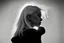 Placeholder: Mujer rubia, retrato primer plano de espaldas, iluminada desde atrás, al estilo de la foto del fotógrafo Hugo Alonso. Imagen en blanco y negro vaporoso