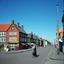 Placeholder: Fotografia di strada assurda e falsa orripilante blu weirdcore dai colori vivaci. Denmark town. Yves Tanguy. Non luogo falso, inusuale. Max Ernst. Le case sono false e dipinte di nero chiaro con cose stilizzate e dettagli. Ci sono finestrelle false quadrate, che danno un senso distopico e molto surreale, disposte in modo casuale. L'atmosfera generale sembra noiosa e onirica, con un contrasto tra elementi reali ed elementi dipinti falsi, René Magritte, oddest things