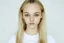 Placeholder: Polaroid, lilyrose Depp, cheveux long blonds sésans frange, yeux marron, petit nez, t-shirt blanc, fond blanc