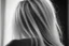 Placeholder: Mujer rubia de espaldas, retrato primer plano., iluminada potentemente desde atrás, Imagen en blanco y negro vaporoso, al estilo de la foto del fotógrafo Hugo Alonso.