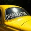 Placeholder: voiture jaune qui a fondu au soleil, elle dégouline, avec le mot français "DISPARAÎTRE" sur une vitre, soleil éblouissant