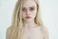 Placeholder: Polaroid, elle fanning,,cheveux long blonds, yeux marron, petit nez, visage poupin, , fond blanc, regard , epaules dénudées, grunge