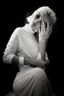 Placeholder: Mujer rubia mirando con la cabeza baja hacia su derecha iluminada, retrato medio cuerpo, iluminada potentemente desde el lado derecho, blanco y negro vaporoso, al estilo del fotógrafo Hugo Alonso