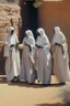 Placeholder: 7 suore africane con tunica grigia giornata di sole precipizio fuori città , terra rossa