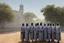 Placeholder: gruppo di belle suore africane con tunica grigia giornata di sole precipizio fuori città , terra