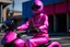 Placeholder: Hyperrealistisch stämmige, üppige Frau völlig verhüllt von pinkfarben glänzendem Zentai mit geschlossenem Visier in pinkfarbenem, geschlossenem Helm fährt pinkfarbenen Elektro Scooter