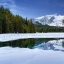 Placeholder: Portrait d’une montagne enneigé au bord d’un lac vert