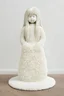 Placeholder: Sculpture en moquette, petite fille aux cheveux longs, fond blanc