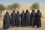Placeholder: gruppo di belle suore africane con tunica grigia giornata di sole precipizio fuori città , terra