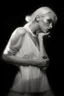 Placeholder: Mujer rubia iluminada, retrato medio cuerpo, iluminada potentemente desde el lado derecho, blanco y negro vaporoso, al estilo del fotógrafo Hugo Alonso