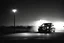 Placeholder: Coche Cadilac americano en mitad de la noche tan sólo iluminado por una farola y los faros del coche, imagen en blanco y negro vaporoso, imagen al estilo del fotógrafo Hugo Alonso