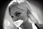 Placeholder: Mujer rubia, retrato primer plano de espaldas, iluminada desde atrás, al estilo de la foto del fotógrafo Hugo Alonso. Imagen en blanco y negro vaporoso
