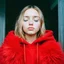 Placeholder: Lily rosedepp,avec un long pull a capuche en angora rouge jusquaux, polaroid, elle a les yeux fermés et les joues bleues