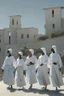 Placeholder: 7 suore africane con tunica grigia giornata di sole precipizio fuori città uomo militare bianco giovane