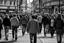 Placeholder: hombre caminando por el centro de una ciudad entre personas que vienen y van- Fotografía realizada con cámara Leica y objetivo 50 mm. realismo. realidad