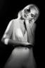 Placeholder: Mujer rubia iluminada, retrato medio cuerpo, iluminada potentemente desde el lado derecho, blanco y negro vaporoso, al estilo del fotógrafo Hugo Alonso